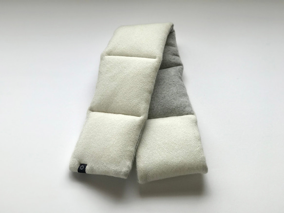 暖をつつむ 純カシミヤコンパクトマフラー　配色：ホワイト×ライト杢グレー 2枚目の画像