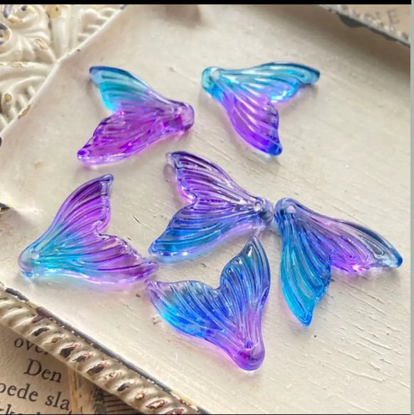 レアパーツ　人魚の尾　グラデーション　ガラス　チャーム　6粒　水色　青色　紫色 1枚目の画像