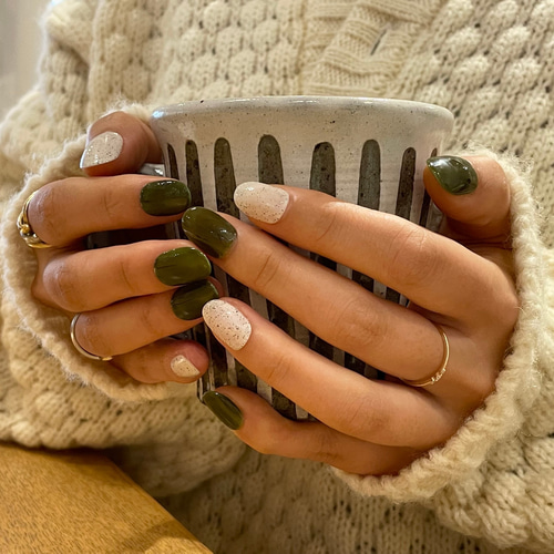 ニュアンスネイル ネイルチップ 緑 深緑 秋ネイル 大人ネイル シンプル