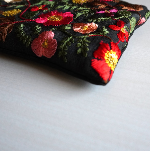 【送料無料】刺繍リボンのミニポーチ　-黒ベースにボタニカル模様の刺繍リボン- 4枚目の画像