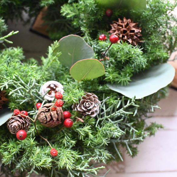 香りの針葉樹　バラの実＆木の実＊フレッシュクリスマスリース 5枚目の画像