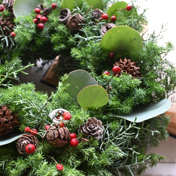 香りの針葉樹　バラの実＆木の実＊フレッシュクリスマスリース 2枚目の画像
