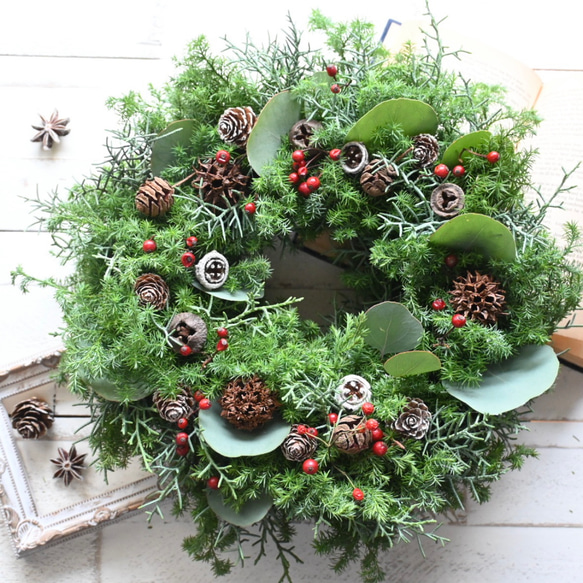 香りの針葉樹　バラの実＆木の実＊フレッシュクリスマスリース 1枚目の画像