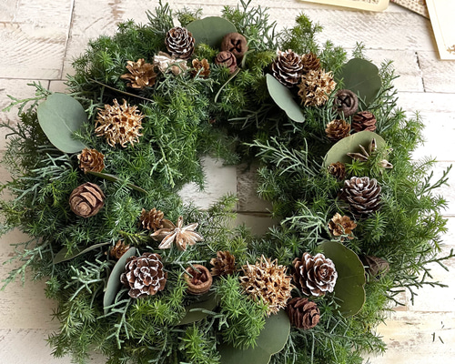 香りの針葉樹 ゴールド木の実＊フレッシュクリスマスリース リース