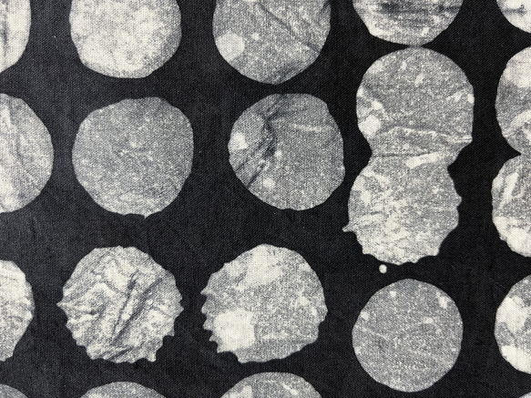 ガーナアフリカン絞り染め「不完全な円形たち Dots Imperfection」 5枚目の画像