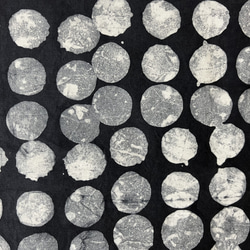ガーナアフリカン絞り染め「不完全な円形たち Dots Imperfection」 4枚目の画像
