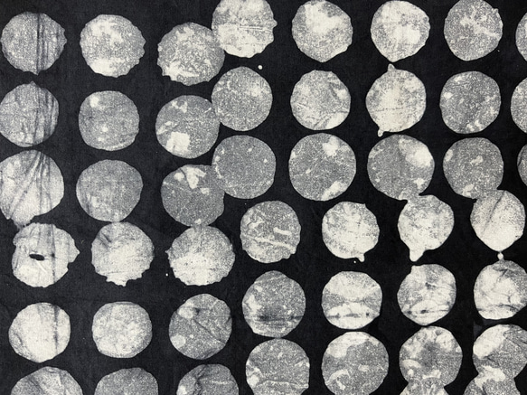 ガーナアフリカン絞り染め「不完全な円形たち Dots Imperfection」 4枚目の画像