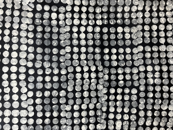 ガーナアフリカン絞り染め「不完全な円形たち Dots Imperfection」 2枚目の画像