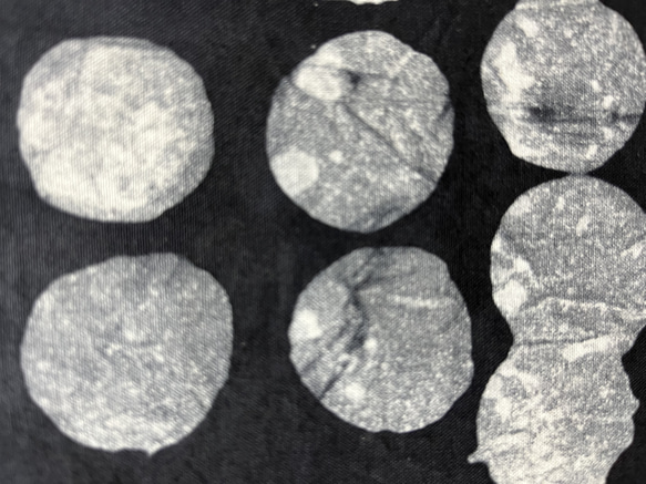 ガーナアフリカン絞り染め「不完全な円形たち Dots Imperfection」 7枚目の画像