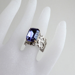 紫丹泉石 | 美麗的大水晶戒指 | 祖母綠切割仿古洛可可風格 第3張的照片