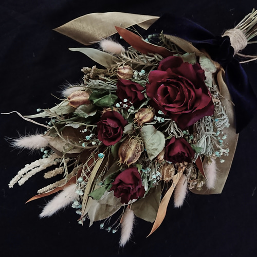 バーガンディ色の薔薇とかすみ草のアンティークでスタイリッシュな