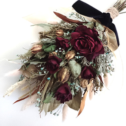 バーガンディ色の薔薇とかすみ草のアンティークでスタイリッシュな