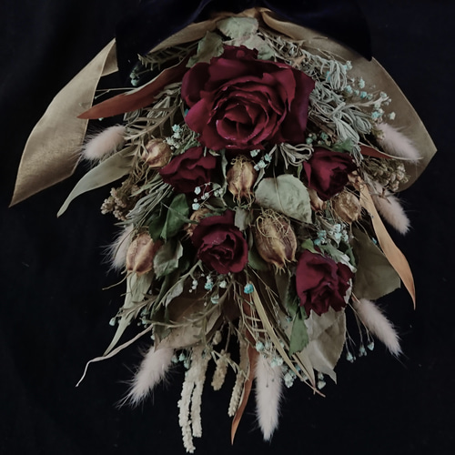 バーガンディ色の薔薇とかすみ草のアンティークでスタイリッシュな