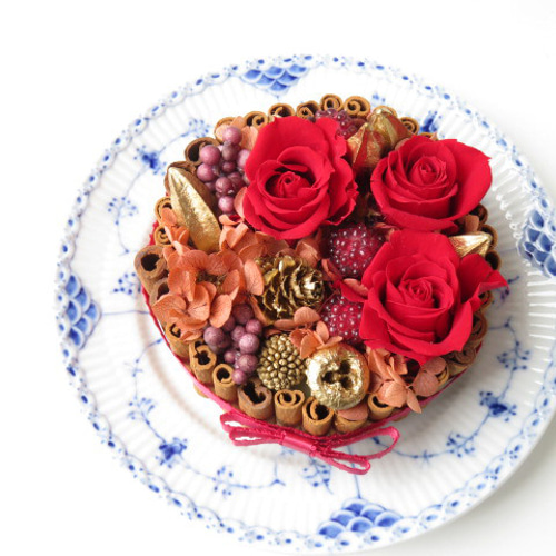ハンドメイド❣️クリスマスアレンジ❣️ツリー、ケーキプリザーブドフラワー薔薇❁⃘*.゜ シナモンが香るクリスマスケーキ 赤い実と赤いバラ プリザーブド