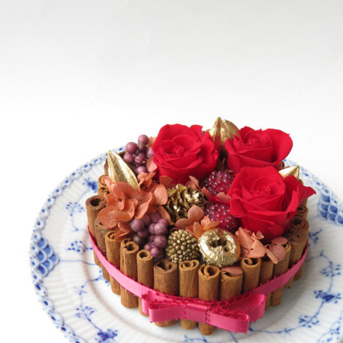 シナモンが香るクリスマスケーキ 赤い実と赤いバラ プリザーブド