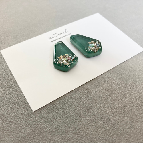 幾何学/シェル/箔/ニュアンスデザインレジンピアス.イヤリング/深緑