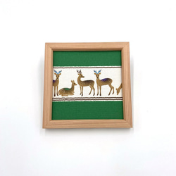 奈良の鹿を麻生地にプリントし、吉野杉の額に入れた麻額絵　緑 4枚目の画像