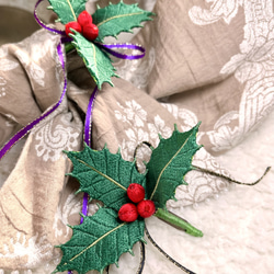 立体刺繍のヒイラギブローチ☆ クリスマスラッピング有り 5枚目の画像