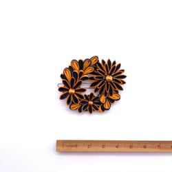 つまみ細工髪飾り大中小花リース オレンジ＆ブラック フレームピン シルク 3枚目の画像