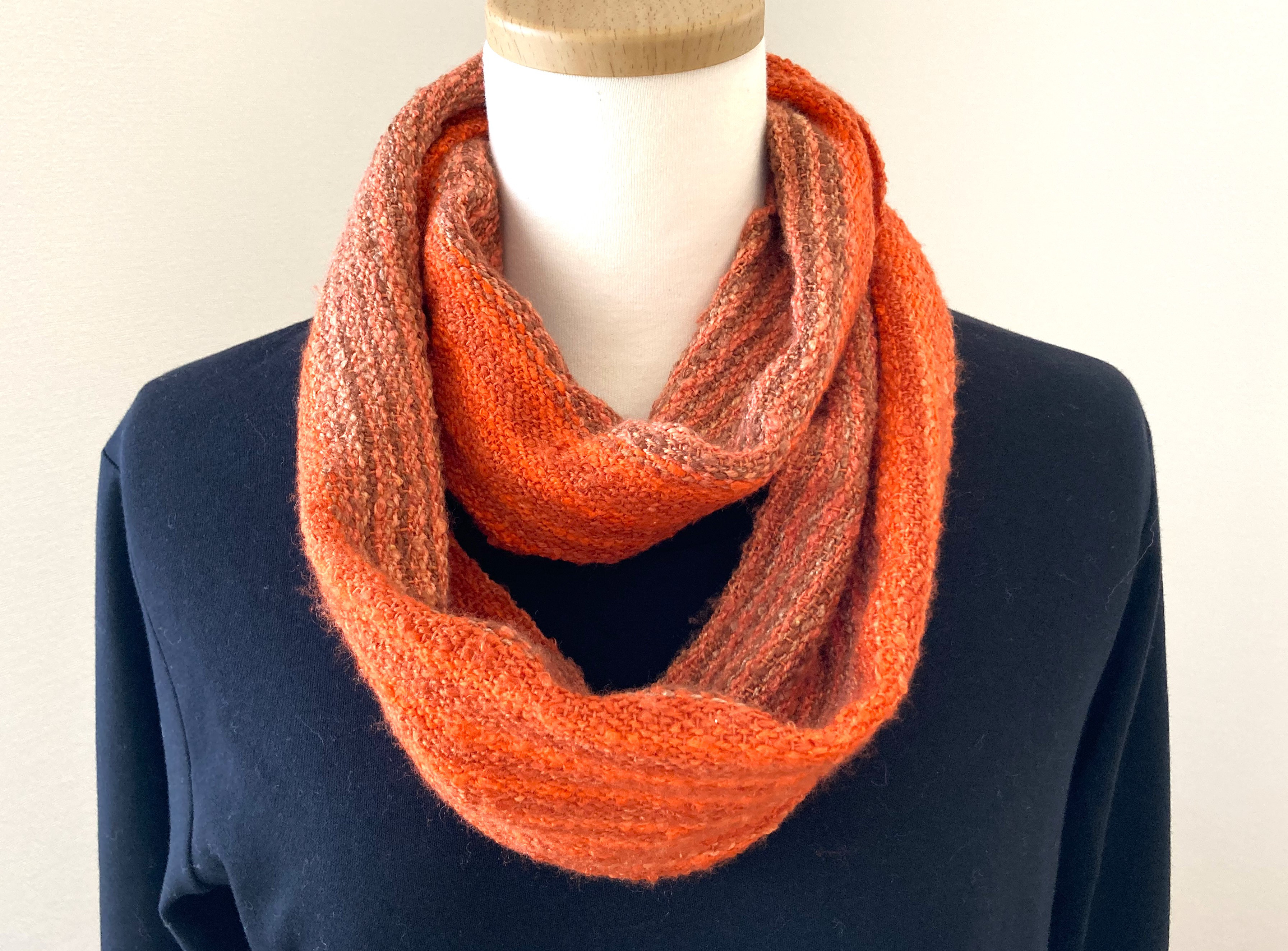 ふんわり・まわた糸の手織りスヌード（オレンジ・うす茶）