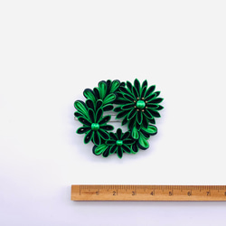 つまみ細工髪飾り大中小花リース グリーン＆ブラック フレームピン シルク 3枚目の画像