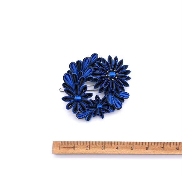 つまみ細工髪飾り大中小花リース ブルー＆ブラック フレームピン シルク 3枚目の画像
