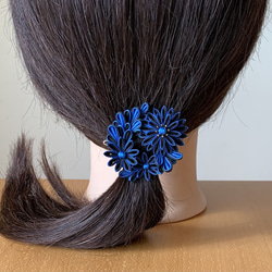 つまみ細工髪飾り大中小花リース ブルー＆ブラック フレームピン シルク 1枚目の画像