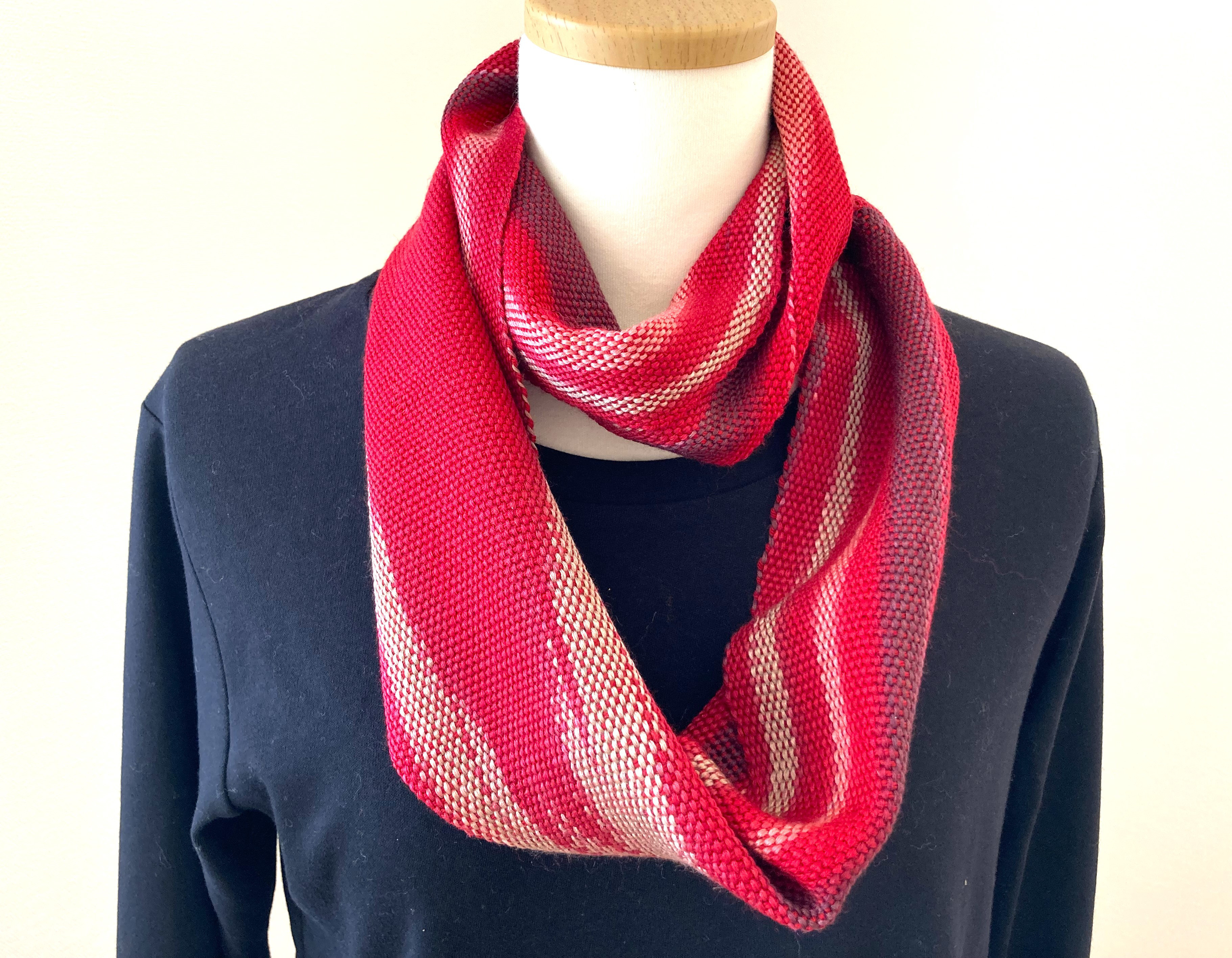 木目模様の赤い手織りスヌード