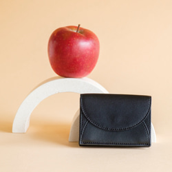 〈廃棄リンゴから生まれたレザーを使用！〉Apple Half-moon Wallet 5枚目の画像