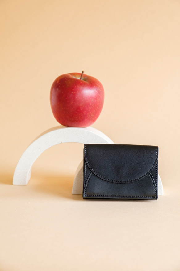 〈廃棄リンゴから生まれたレザーを使用！〉Apple Half-moon Wallet 5枚目の画像