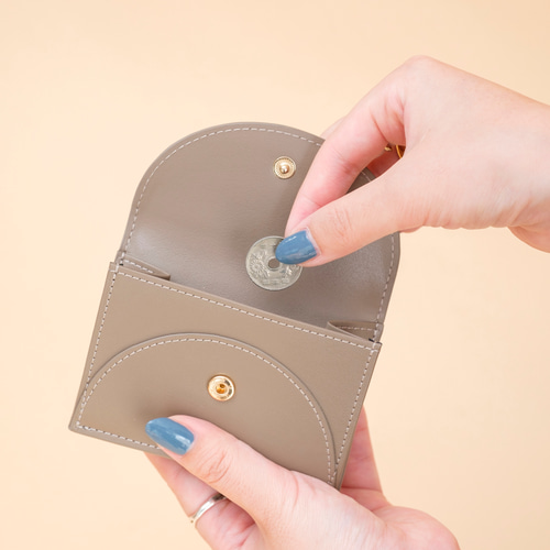 廃棄リンゴから生まれたレザーを使用！〉Apple Half-moon Wallet