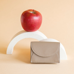 〈廃棄リンゴから生まれたレザーを使用！〉Apple Half-moon Wallet 4枚目の画像