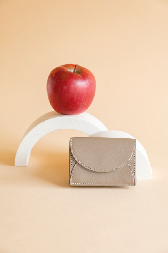 〈廃棄リンゴから生まれたレザーを使用！〉Apple Half-moon Wallet 4枚目の画像