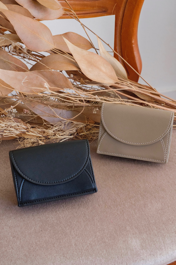 廃棄リンゴから生まれたレザーを使用！〉Apple Half-moon Wallet