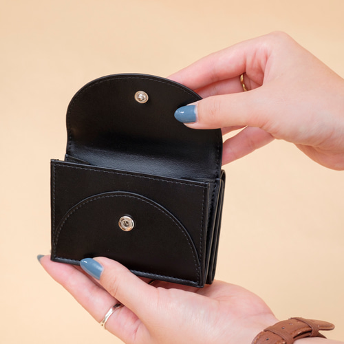 廃棄リンゴから生まれたレザーを使用！〉Apple Half-moon Wallet