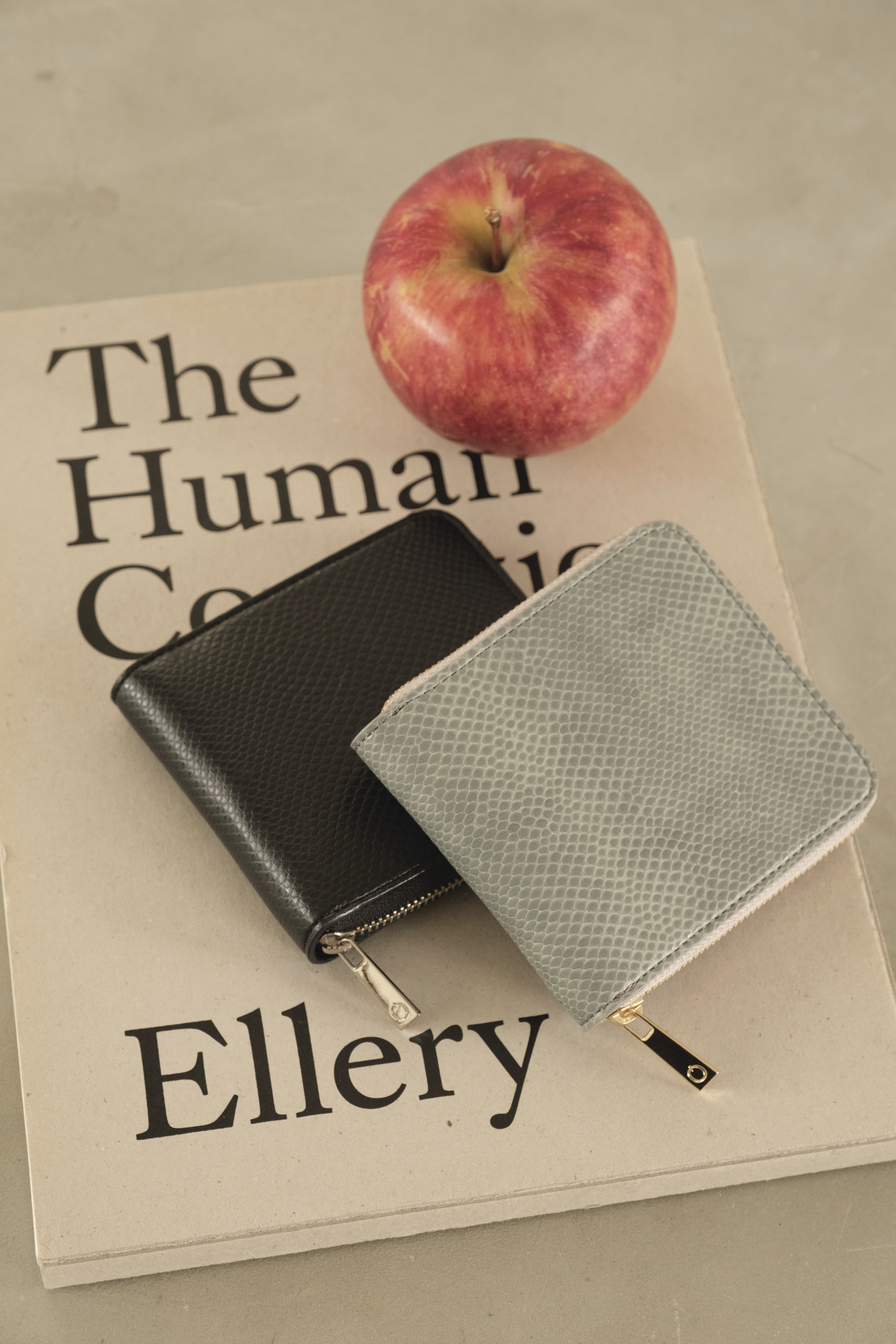 ☆JILLSTUART☆ Apple ロゴ レザー 折りたたみ財布 三つ折り ブラック（黒）系 JILLSTUART(ジルスチュアート) 財布