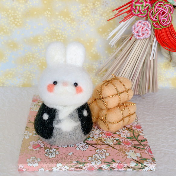 2023年干支のお正月飾り袴姿のうさぎと米俵 羊毛フェルト 羊毛フェルト