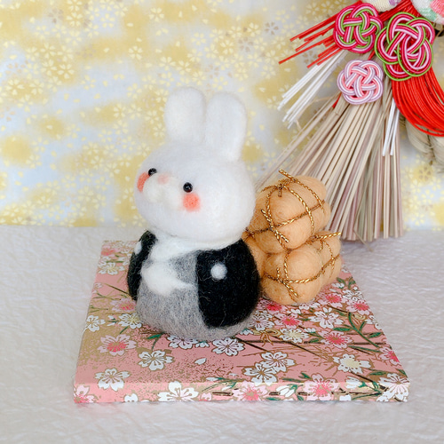 2023年干支のお正月飾り袴姿のうさぎと米俵 羊毛フェルト 羊毛フェルト