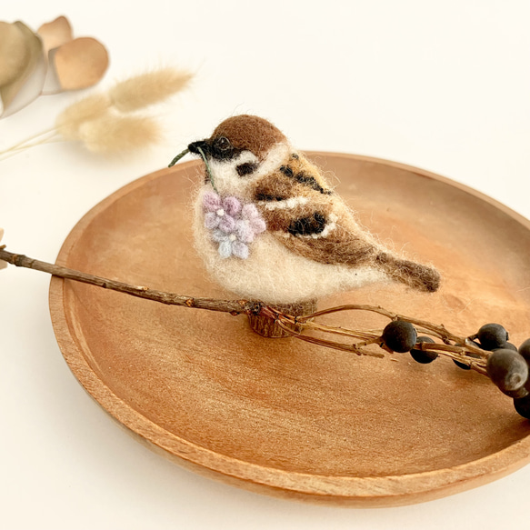 雀の羊毛ブローチ　お花を携えて 1枚目の画像