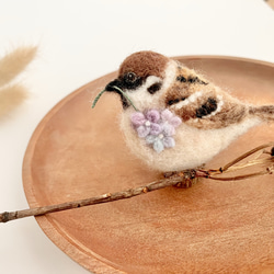 雀の羊毛ブローチ　お花を携えて 2枚目の画像