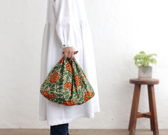 alinのあづま袋 M 50cm かごバッグに アフリカンバティックあずま袋 マチ付き  （花/カーキ）. 1枚目の画像