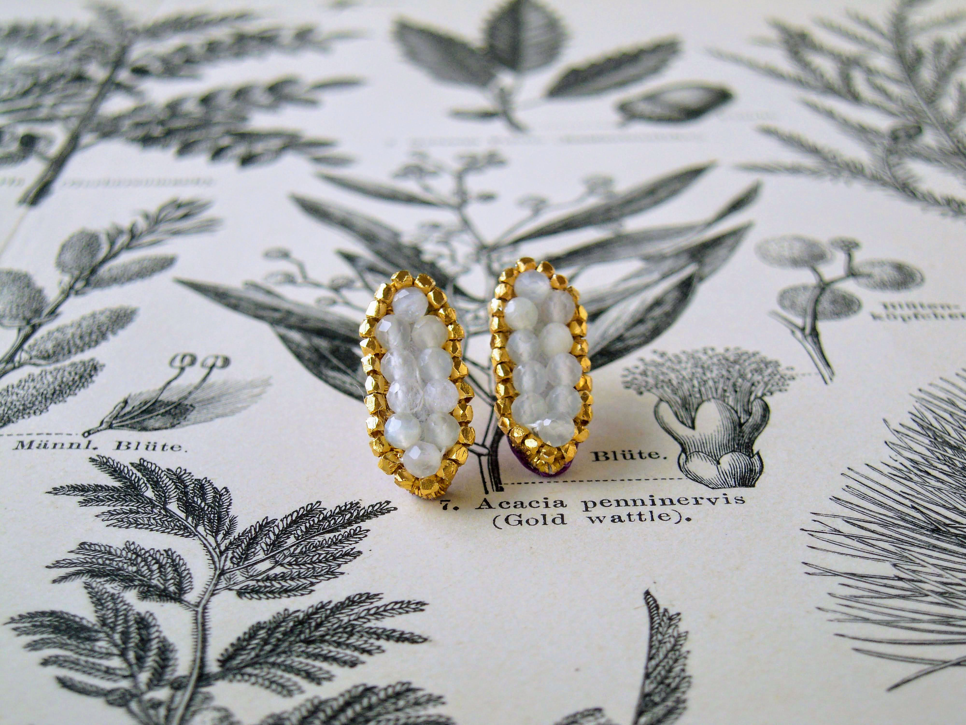 ホワイトムーンストーンのロングピアスL