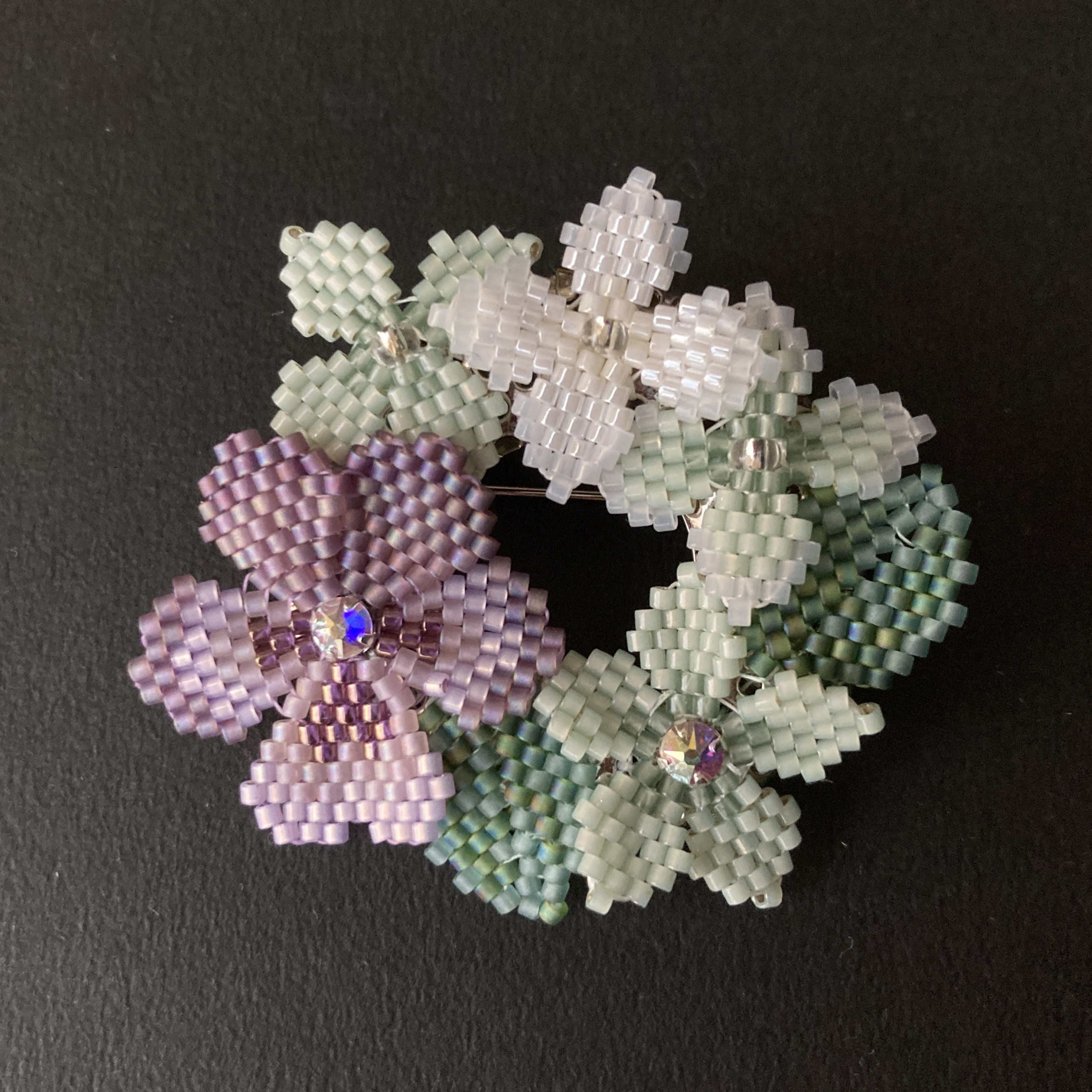 針、糸付き！シェイプドステッチで作る＊ビオラ(薄紫)のリースブローチのキット