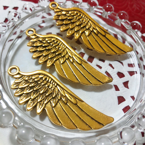 agete 羽根モチーフ チャーム ゴールド 2024 New Collection】 艶やかな孔雀の羽のモチーフや3種類の