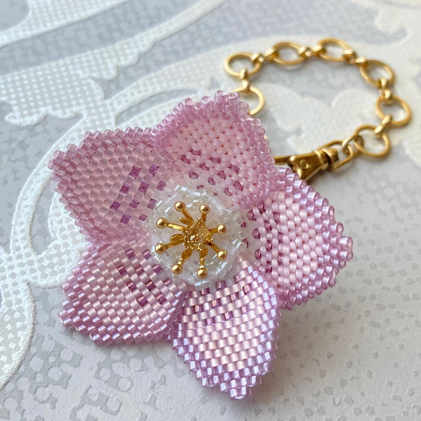 シェイプドステッチでつくる＊クリスマスローズのバッグチャーム