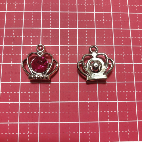 手の形状チャーム 王冠デザイン 赤いストーン付き