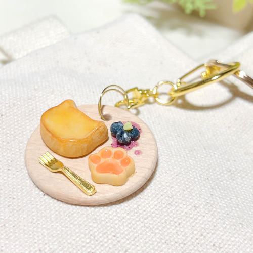 ミニチュアフードキーホルダー】ねこ型ベイクドチーズケーキ＆肉
