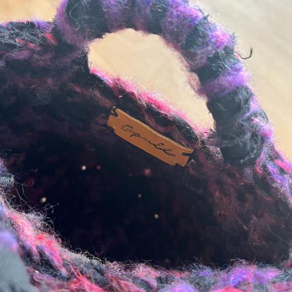 ふわふわ毛糸と裂き布の小さめハンドバッグ 2枚目の画像