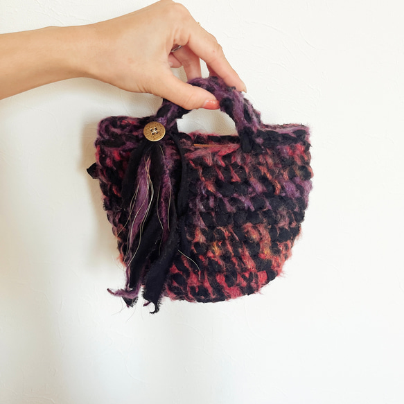 ふわふわ毛糸と裂き布の小さめハンドバッグ 1枚目の画像