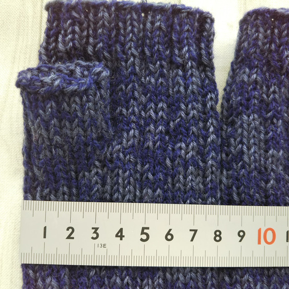 ウールが苦手な方へ♪手編みハンドウォーマー(防縮ウール入り/濃紺+紫)『Creema限定』 2枚目の画像